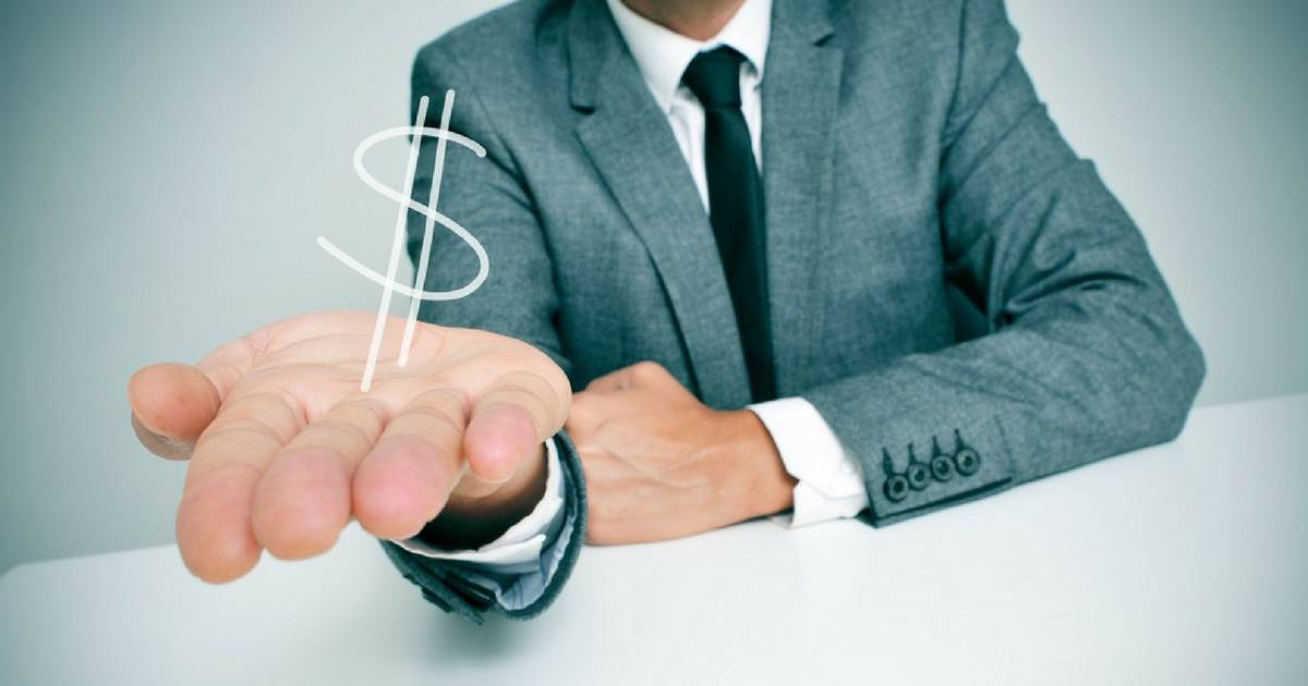 A imagem tem um fundo branco e mostra o troco de um homem de terno e gravata com a mão estendida e um $ sobre sua mão como se estivesse oferecendo dinheiro.