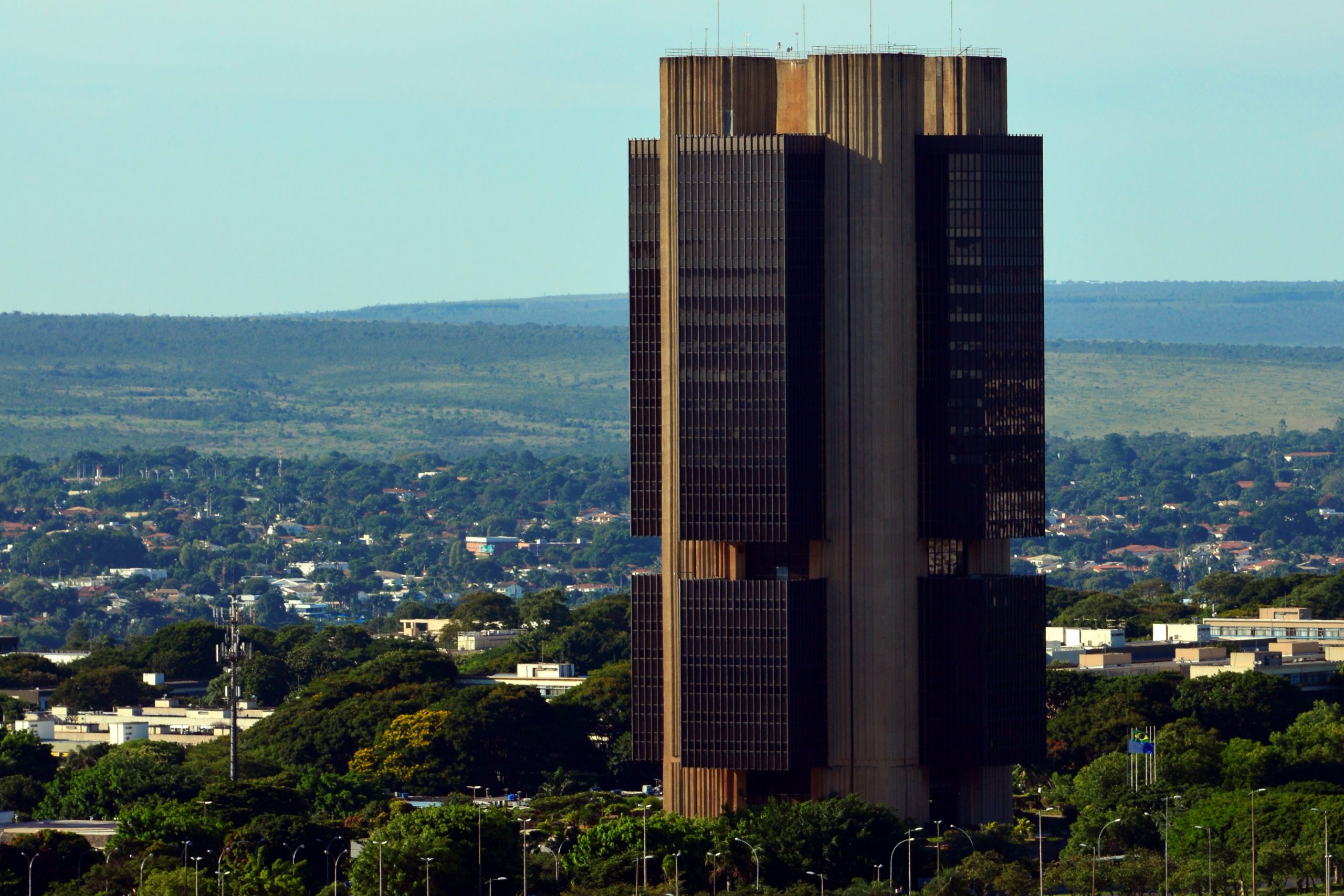 A imagem mostra a sede do Banco Central com Brasília ao fundo.