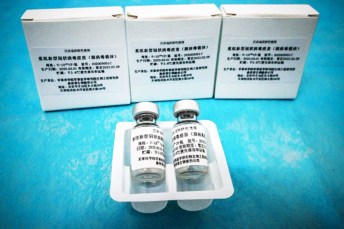 A imagem mostra 3 embalagens e 2 ampolas de vacinas da China, contra o covid-19