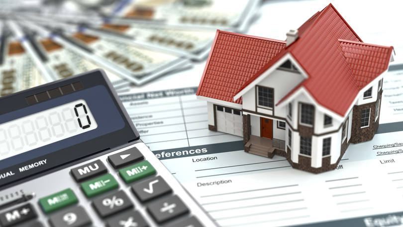A imagem mostra uma calculador, uma miniatura de uma casa e várias notas de dinheiro sobre um contrato.