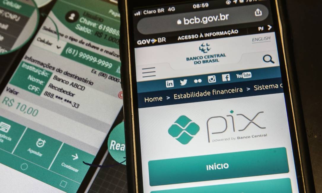 A imagem mostra as telas de dois smartphones realizando um pagamento via Pix.