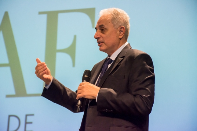 Jornalista William Waack conduzindo o talk show “Reformas: Preparando o Brasil para o Futuro”