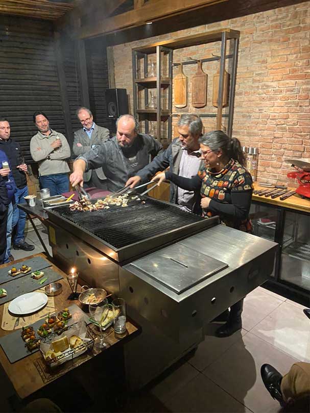 Clase de parrilla en el restaurante Infiltrados