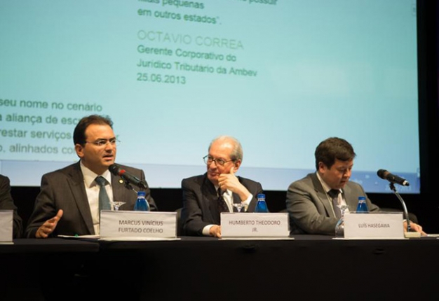 Presidente del Consejo Federal de la OAB Marcus Vinícius Furtado Coelho inaugurando el panel sobre “Nuevos Marcos Legales” como presidente de la mesa