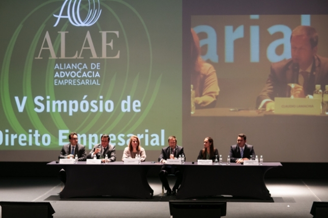 Panel con directores legales de grandes empresas brasileñas discutiendo gobernanza corporativa