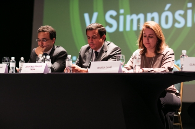 Painel com diretores jurídicos de grandes empresas brasileiras discutindo governança corporativa