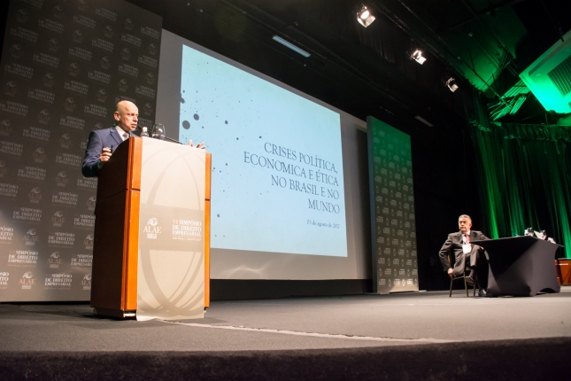 Historiador Leandro Karnal na palestra “Crises Política, Econômica e Ética no Brasil e no Mundo” que encerrou o Simpósio