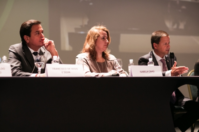 Painel com diretores jurídicos de grandes empresas brasileiras discutindo governança corporativa