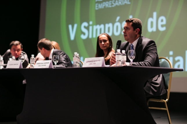 Panel with legal directors of large Brazilian companies discussing corporate governance