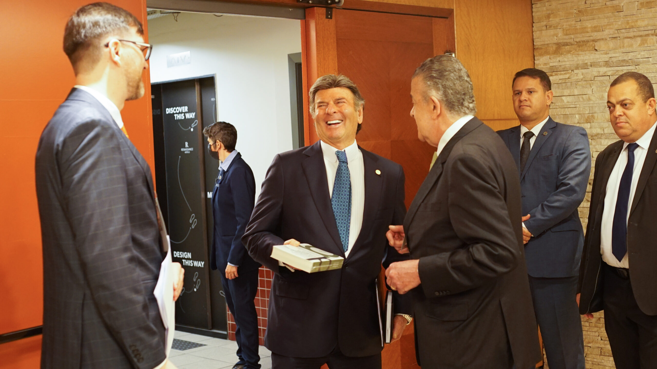 Ministro Luiz Fux recibe el libro de ALAE