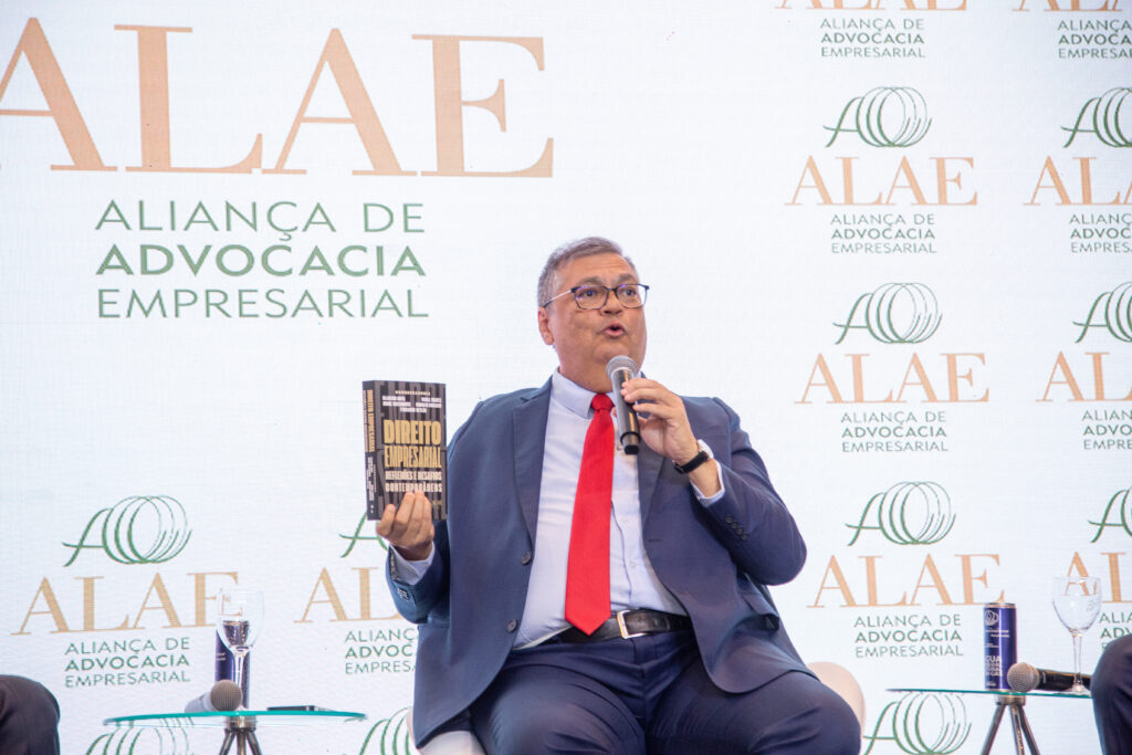 Ministro Flávio Dino com o livro da ALAE