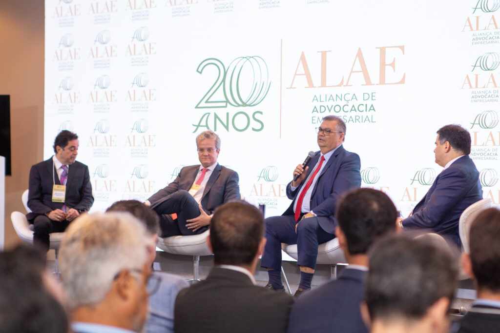 Panel con el Ministro Flávio Dino siendo entrevistado por los Aliados